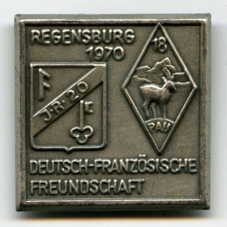 Cet insigne commémoratif nous a suffisamment intrigués pour lancer une enquète sur ce qui pouvait bien unir le 18° Royal Auvergne et le 20° Régiment d' Infanterie Allemand .