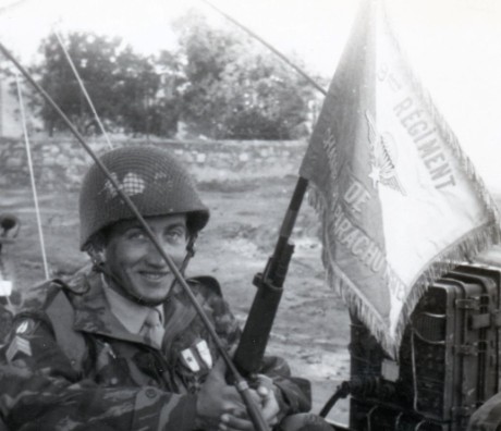 " Cette photo du Fanion de la C.P. communiquée par le Lt GRANDIN de LEPREVIER ( Commandant d'unité lors du premier semestre 1957 )montre assez nettement l' avers du Fanion remis le 11 novembre 1956 Le Sergent chef porte Fanion est un vétéran d'INDOCHINE .