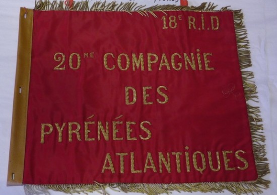Fanion de la 20° Compagnie (PYRENEES ATLANTIQUES ) du 18° Régiment d'Infanterie Divisionnaire ( RID ) de la 41° Division Militaire (AQUITAINE ).
