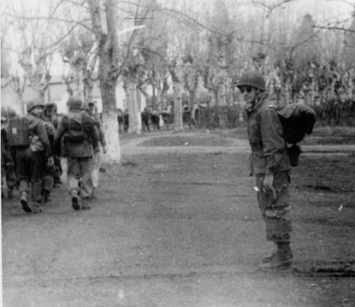  Un groupe de soldats US se dirige vers la zone d' embarquement