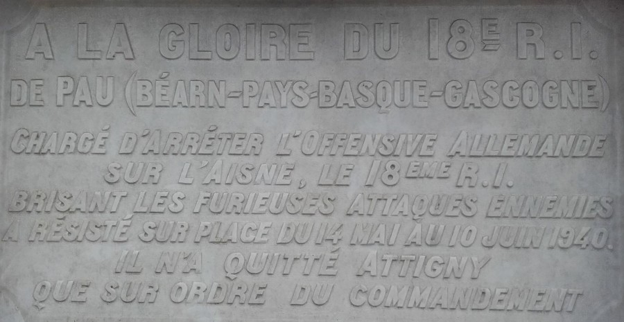 Une plaque gravée , faisant corps avec le Monument rend hommage au courage des fantassins du 18° Régiment d' Infanterie