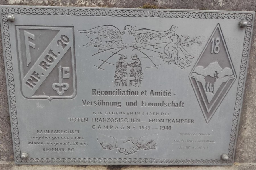 Une autre plaque boulonnée postèrieurement à l' édification du Monument reprend parfaitement les motifs de l' insigne qui posait question ;