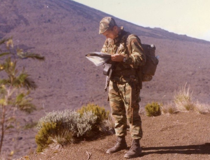 Le lieutenant René FERRON étudie minutieusement la carte lors des sorties sur les Hauts de la Réunion