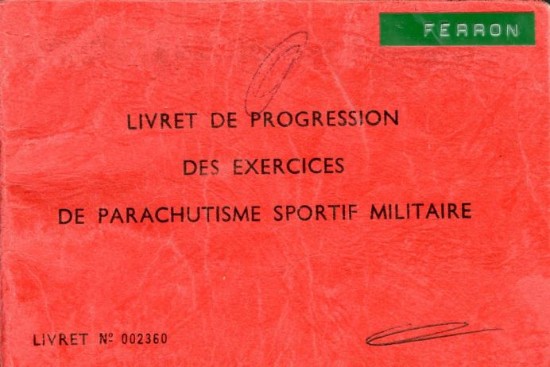 En 1979 Le lieutenant René FERRON débute la chute libre Un Livret de progression des exercices de parachutisme sportif militaire lui est attribué .Ce livret de progression est le témoin officiel du niveau atteint par son détenteur