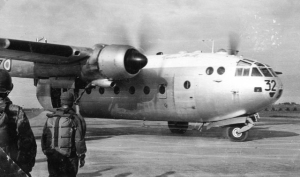 Le nord 32 se présente pour l'embarquement des parachutistes  .Les cadres sautent en casque Gueno