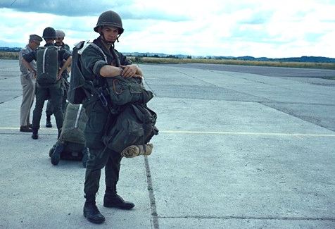 G.DESWEEMER  titulaire de 17 sauts  n' est pas "prémilitaire " il s' est tout simplement déclaré volontaire parachutiste