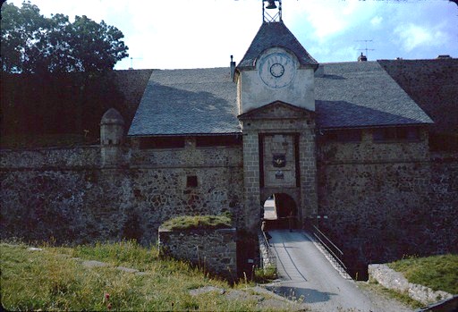 L' entrée de la citadelle .C' est par cette porte étroite que de drôles de pèlerins entraient pour effectuer une retraite d'un style un peu spécial