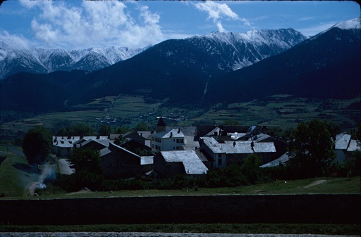 Vu depuis la citadelle le petit village de MONTLOUIS qui semble blotti entre les fortifications humaines et les murailles naturelles ."  