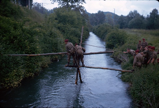 .Le tout est posé le plus loin possible dans le lit du cours d' eau .L'opération suivante consiste à lancer un autre support en X  et ainsi de suite ou un autre tronc passerelle si l'on est assez près de la berge à atteindre ."  