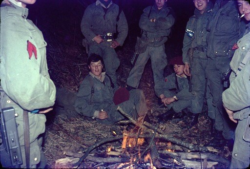 un feu de bivouac est allumé en attendant l'heure de l' exercice de nuit  ou tout simplement pour le plaisir avant de se retirer sous les tentes .  