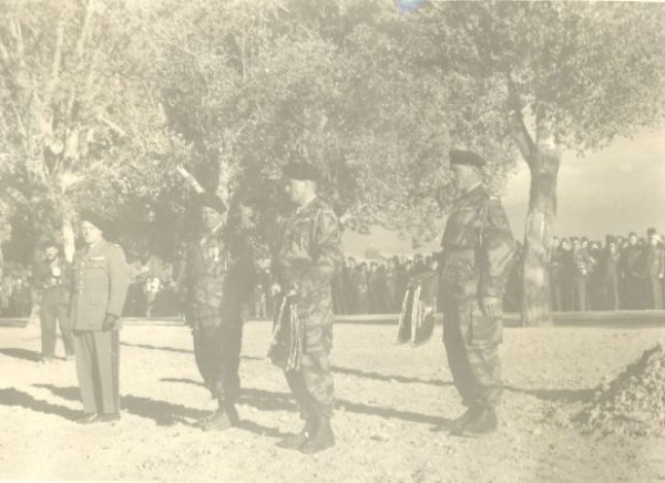  le Général SAUVAGNAC qui préside la cérémonie ( tenue jaspée ) le Colonel BUCHOUD au centre et semble t il deux Adjudants ou Adjudants Chefs qui portent les Fanions  On dénombre 7 fanions  correspondant aux 7 unités ( CCS,1° ,2°,3°,4°,C.A. ,C.P. ) .