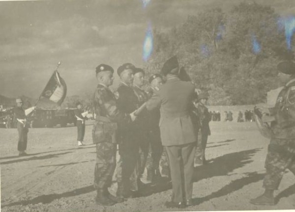 Sur la photo de droite le Général SAUVAGNAC remet son Fanion au Capitaine Commandant la Compagnie de Commandement (Cne ABADIE ).Le second Capitaine paraissant être le Capitaine Jacques  PORTALIS ( 1° Cie ) on peut penser que les Capitaine étaient placés selon l' ordre de bataille du Régiment  