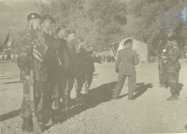 Ces deux vues montrent la composition de l’avers des Fanions  , brevet de parachutiste , inscription 9° Régiment de Chasseurs Parachutistes pour tous les Fanions  sur fond tranché  bicolore pour toutes les Compagnies  Les Capitaines de la C.P. et de la C.A.sont identifiables au fait qu'ils portent le casque ainsi que le veut le règlement pour les personnels embarqués dans un véhicule "