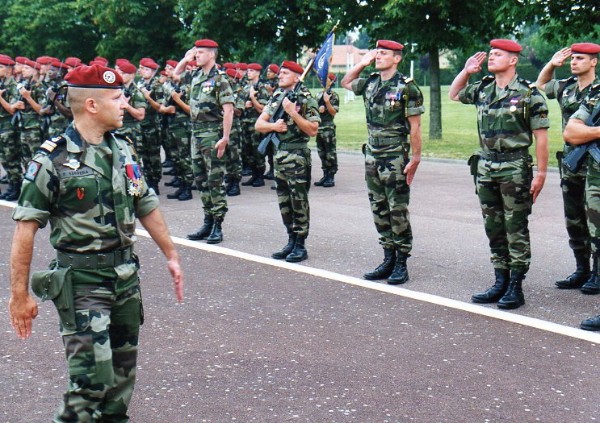     Le Colonel SERVERA passe en revue la 2° Compagnie . Foulards d' identification NOIR couleur de la 2° Compagnie .On aperçoit un petit bout du revers ROUGE du Fanion  