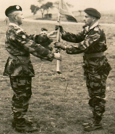 Passation de commandement entre le Lieutenant Yves LE FUR ( quittant ) et le Capitaine de GARRILHE ( prenant )