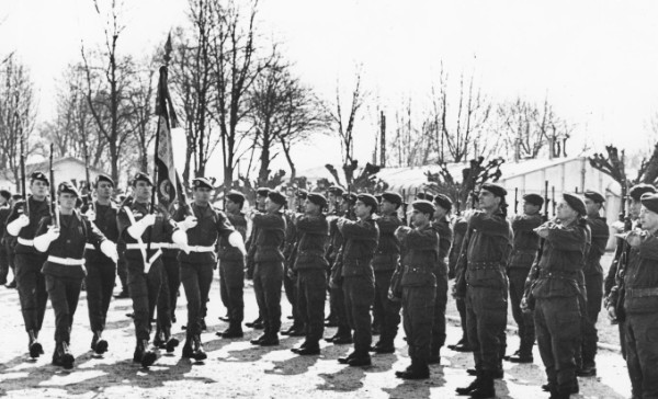 Présentation au Drapeau du 1° R.C.P. Porte Drapeau le Lieutenant BONNOT - de la CA -à  droite  le Sergent.Chef LE MOGUEN à gauche le Sergent chef BOUSSON - ENTAC - Vétéran d' ALGERIE le lieutenant BONNOT disparaitra tragiquement lors d' un accident de saut au cours d'une séance SOCR à WRIGHT ( 8 janvier 1976 ).Son nom sera donné par le Colonel FAYETTE au stade du Camp d' IDRON"