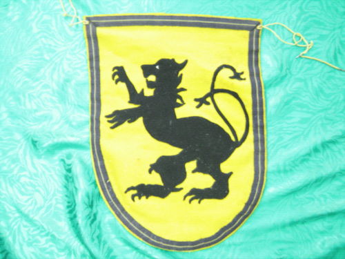 Nous  avons trouvé une explication possible au choix du motif principal : ce pourrait être le LÉOPARD d' AQUITAINE puisque le Régiment de BÉARN regroupait des maquisards du BÉARN,du PAYS BASQUE, et de la GASCOGNE .   