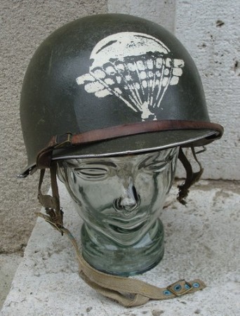 Les casques de cette époque sont très prisés des collectionneurs ;Le Brevet d'Infanterie de l' Air était reproduit au pochoir ou à main levée avec plus ou moins de bonheur 