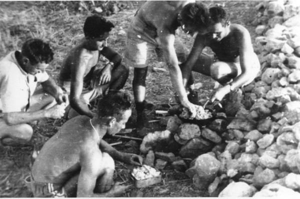 "14 juillet 1959 Visite du Général GRACIEUX A 16 heures le 18° RCP quitteAÏN ZTOUT et gagne RAS EL AÏOUN . Compagnie d' Appui L' équipe du Caporal RONAT confectionne son repas de midi  . MARECHAL ,BUISSEREUX,CELLE,RONAT,BRUNO à RAS el AÏOUN "