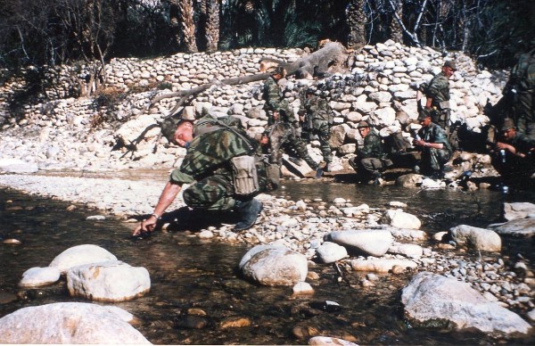 "20 Octobre au 6 Novembre 1960 Opération ARIEGE L' oued est bien venu pour remplir les bidons et étancher la soif "  