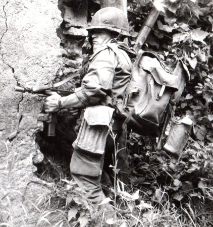 Le mème homme reconnaissable à son casque US et à son bidon accroché sous le sac Bergham 