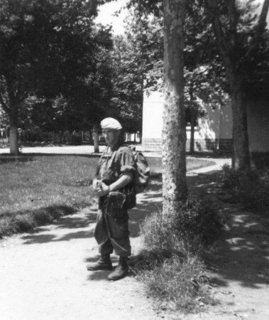 Photo de l' eléve Gradé DEHARBE  dans la zone des batiments troupe