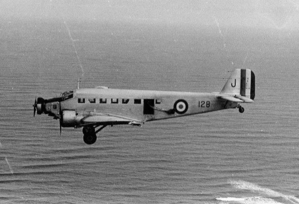 Le JU 52 fait son tour en longeant la cote "