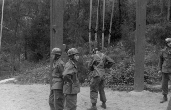  Groupe d' élèves portant un casque d' entrainement dit modèle 1945 et réputé obtenu par modification du casque de motocycliste