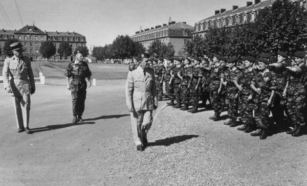 Inspection du Général GILLES au C.I. 14 .Lieutenant Colonel LAFONTAINE chef de corps