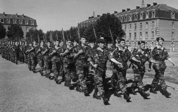 Défilé des troupes Le chef de section est le S/C Marcel PRIGENT"