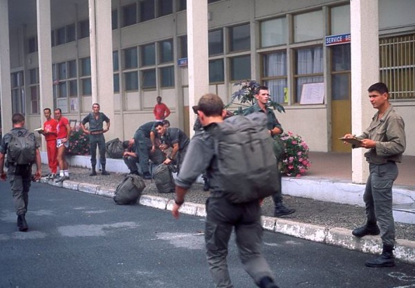 Les stagiaires portent soit le sac marin soit la musette TAP modèle F2 lestés avec des éléments du paquetage 