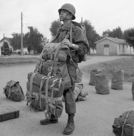 Ce parachutiste équipé d'un sac bergham plein et d'une gaine EL4  est trop lourdement chargé , en particulier pour un saut avec un parachute de 60 m2