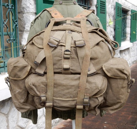  De dos on voit bien le sac fixé sur la claie de portage avec armature tubulaire en métal peint en noir .Les nombreuses sangles ont de quoi décontenancer un usager du sac Bergam TTA en usage par la suite .Si la destination de certaines sangles ,courroies  et de certaines boucles est évidentes pour d' autres c' est loin d' être le cas "     