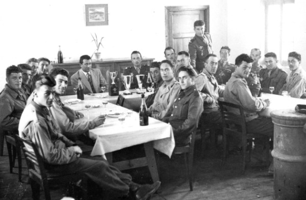 Repas festif  avec les coupes trophées sur la table