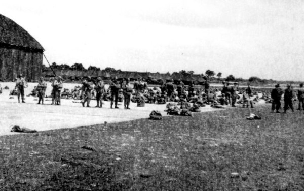 A gauche un hangar à avions (NIEUPORT ?) au fond un important camp de toile 