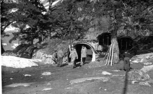 Les logement sont peu élevés de forme semi circulaire recouverts de plaques d' herbe et de pierres pour mieux se fondre dans le paysage tout en améliorant l'isolation .