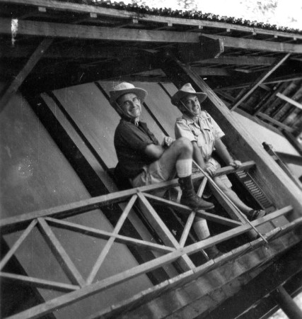 Au balcon l' air plutot joyeux nos joueurs de cartes (le Lieutenant PHILIPPON et un camarade du grade de Capitaine)