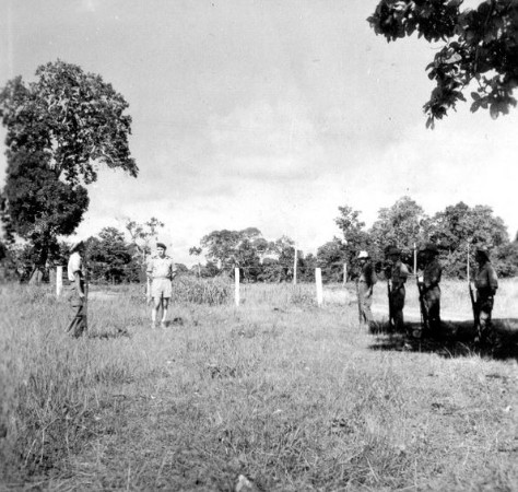 Séance d'instruction -école du soldat avec arme - pour la formation des élèves gradés Laotiens