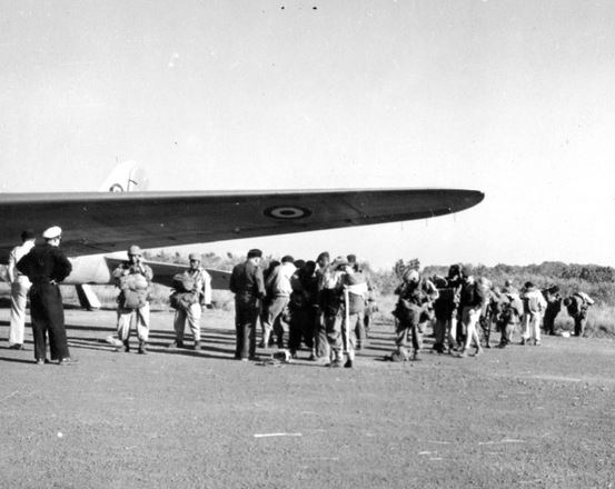 Embarquement dans un DAKOTA C 47 On identifie les casques d' entrainement britanniques ( un boudin recouvert de toile couleur sable ) 