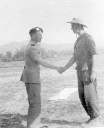  Le Capitaine Roger PHILIPPON fèlicité par un Général de Brigade