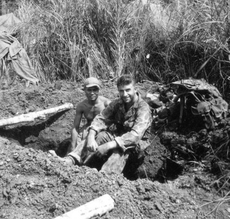 Le Capitaine Roger PHILIPPON partagera son abris avec un parachutiste LAO 