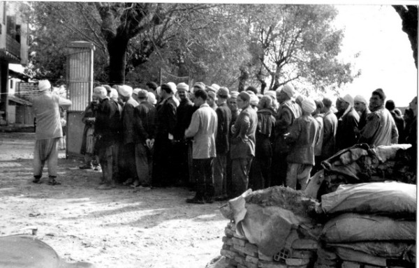 Après les discours la population est invitée à entrer dans le poste 