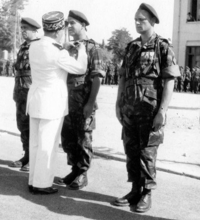 Le Capitaine Roger PHILIPPON est décoré de la Valeur Militaire par semble t il le Général SAUVAGNAC Les récipiendaires sont revètus de tenues de saut modèle 1947/ 52 neuves Les équipements de toile ( ceinturon et bretelles de suspension ) sont U.S."