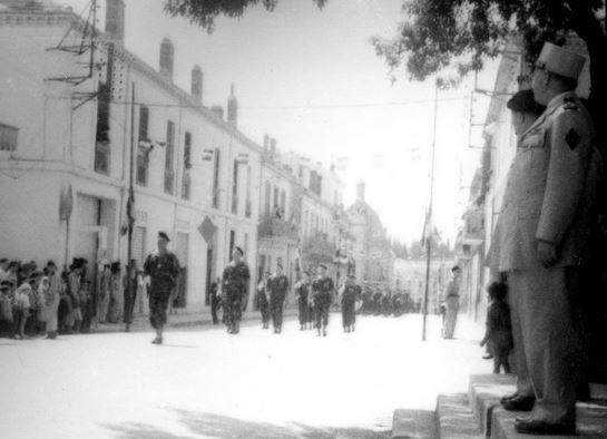 Derrière une musique non identifiée le Lieutenant Colonel BUCHOUD suivi du Commandant BLOCH (Commandant en Second ) puis le Drapeau du 9° R.C.P.et sa garde