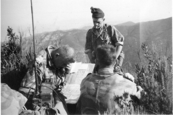  Le Capitaine Roger PHILIPPON en cours d'opération , sur un point élevé , commande la 4° compagnie et dirige les appuis feux .A sa gauche ,posée sur un buisson la carte d' Etat Major à sa droite dans le sac du radio  le poste 300 dont il tient le combiné Le SCR 300 avec sa pile pesait dans les 15 kilos et à lui seul occupait toute la place disponible du sac bergam 