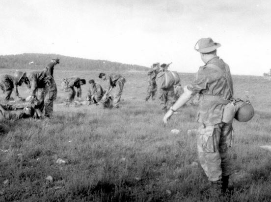 Les 5 et 6 juin séance de saut sur avion DAKOTA ,respectivement 19 pax et 28 pax ont sauté  sur la DZ de MARCOUNA  ( LAMBESE ).Au point de regroupement les parachutistes réalisent le pliage sommaire sous le regard du Capitaine Roger PHILIPPON 