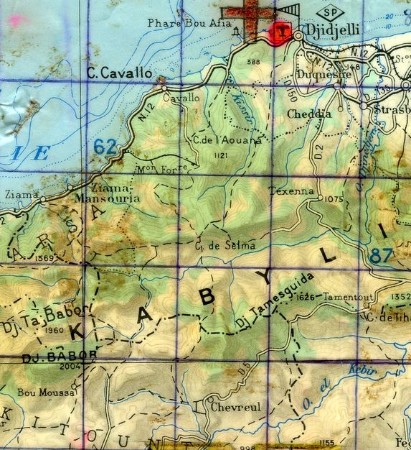 La carte et le croquis de la mise à terre par hélicoptères sont complémentaires