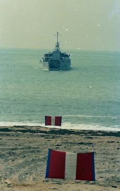 Un élément de marquage a placé des panneaux qui guident le bateau dans son approche de la plage de débarquement et qui délimitent  la bande sécurisée dans laquelle les troupes débarquées vont progresser