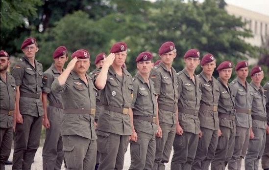 Rang de Parachutistes Allemands Au garde à vous ils serrent les poings