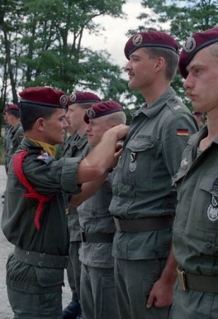 Un  Lieutenant  de la 2° Compagnie face à un Parachutiste de grande taille .Ce sont deux caporaux auxquels ils remettent le brevet